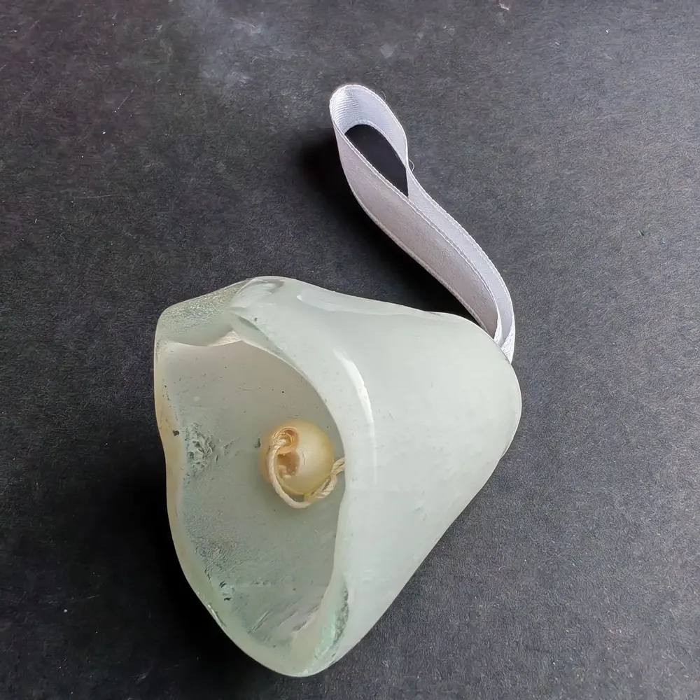 Autres décorations de Noël - Grande cloche en verre blanc sur un élégant porte-ruban - CARNEOL GLASS