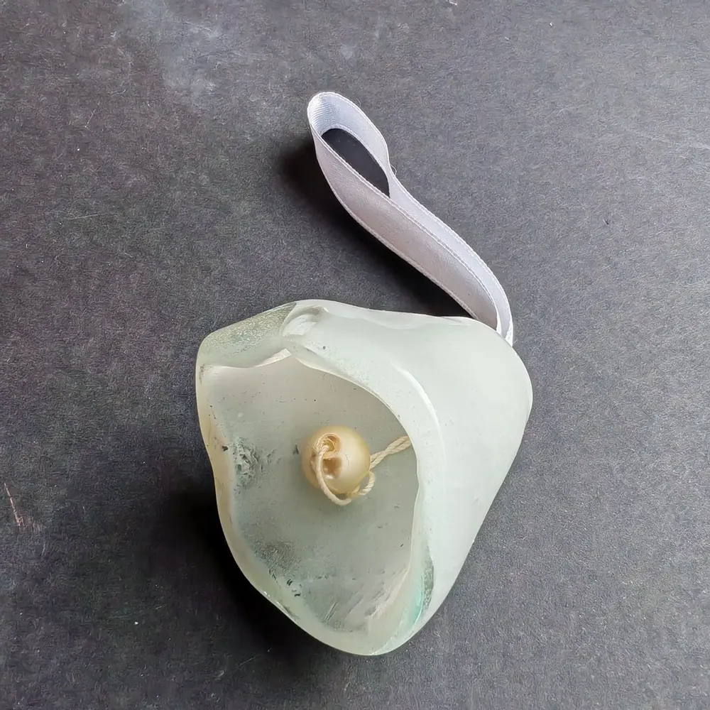 Autres décorations de Noël - Grande cloche en verre blanc sur un élégant porte-ruban - CARNEOL GLASS