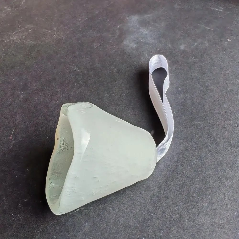 Autres décorations de Noël - Grande cloche en verre blanc sur un élégant porte-ruban - CARNEOL GLASS