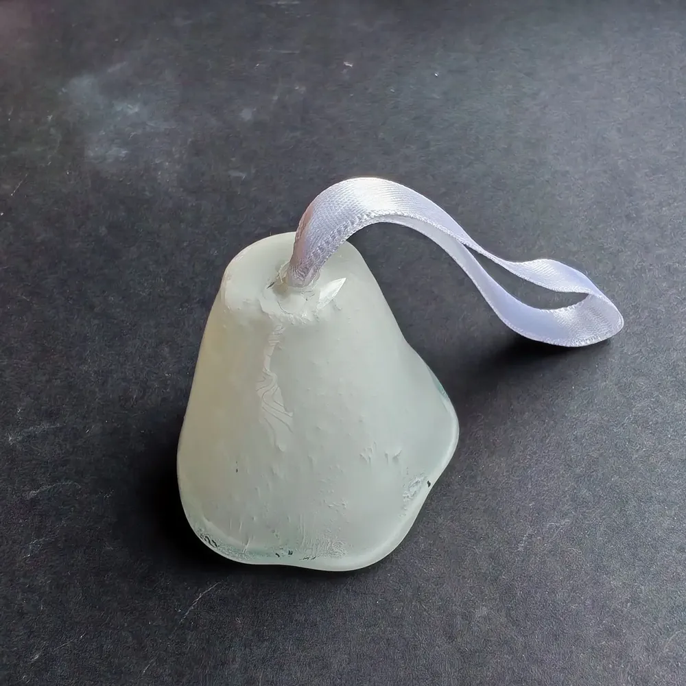 Autres décorations de Noël - Grande cloche en verre blanc sur un élégant porte-ruban - CARNEOL GLASS