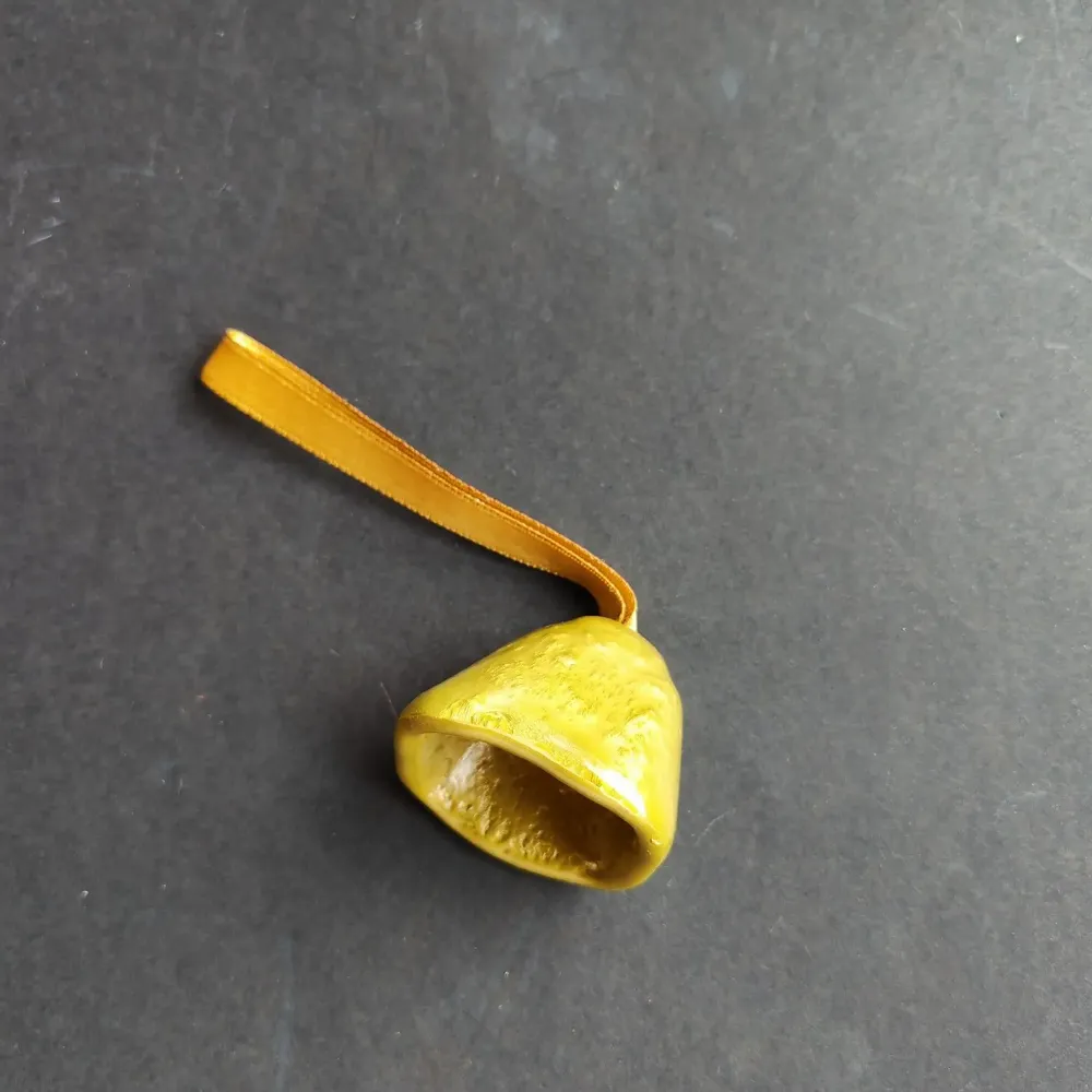 Autres décorations de Noël - Cloche en verre de couleur dorée sur un élégant porte-ruban - CARNEOL GLASS