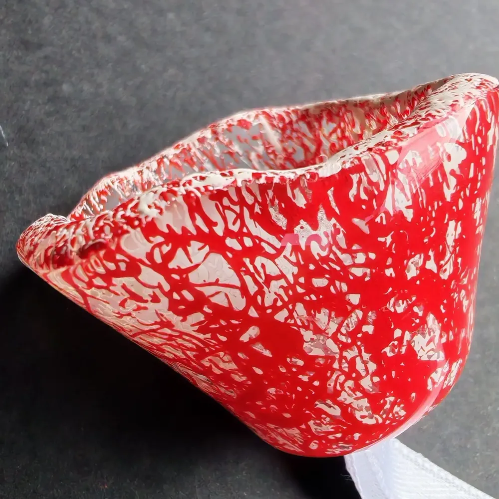 Autres décorations de Noël - Cloche en verre sur support à ruban de couleur transparent-blanc-rouge - CARNEOL GLASS