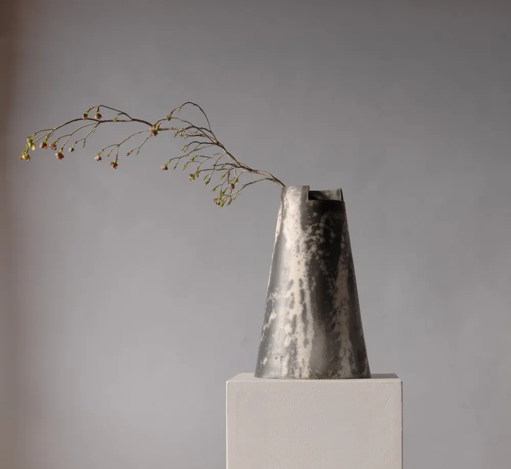 Céramique - Cut medium vase - naked dark - STUDIONUDO