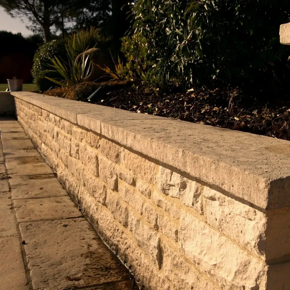 Outdoor space equipments - Aged striped wall top - LIGERIO