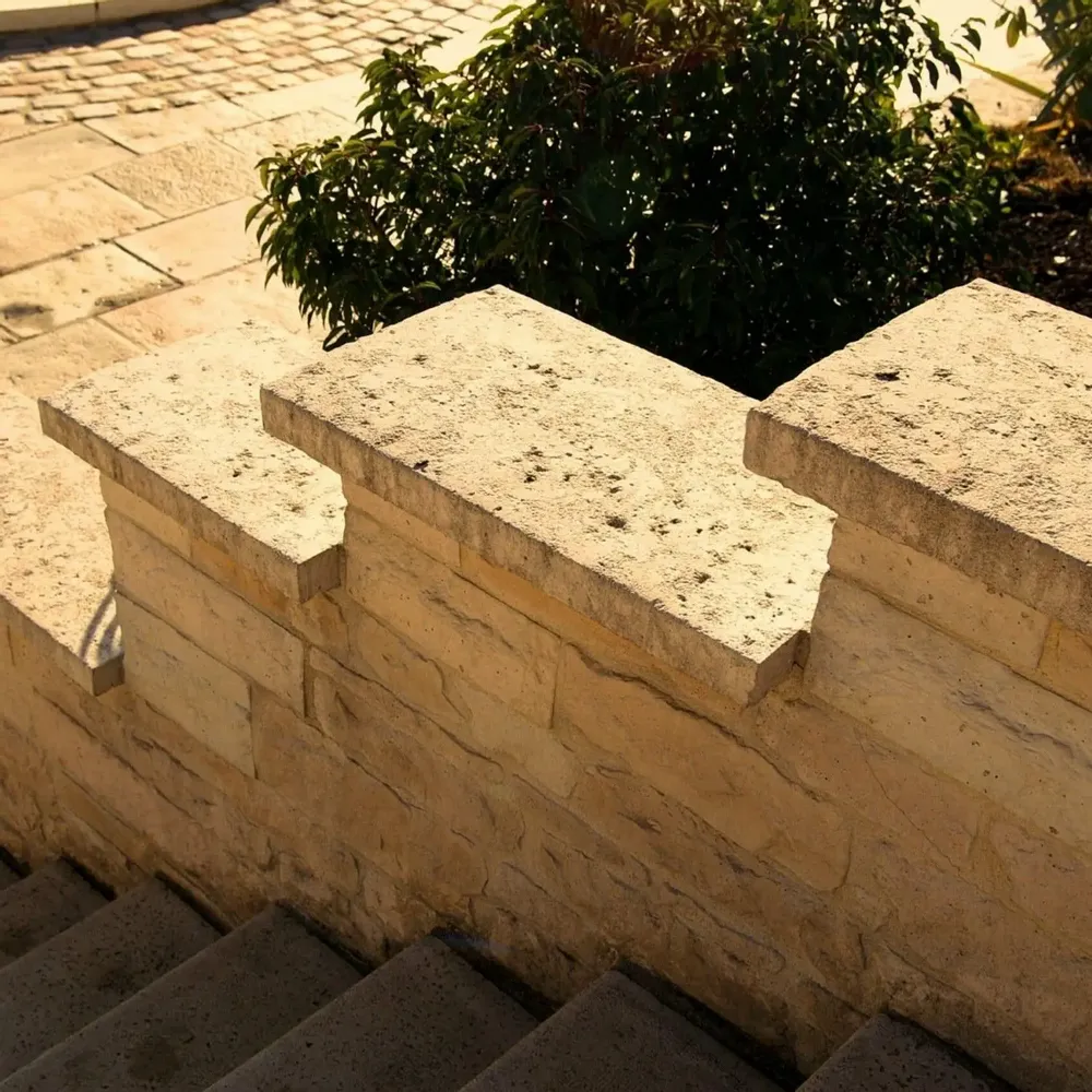 Outdoor space equipments - Aged striped wall top - LIGERIO