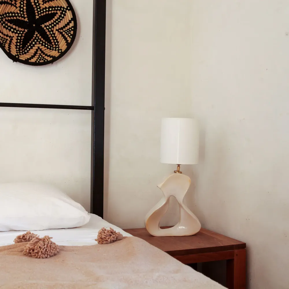 Lampes de table - Lampe de table en céramique faite main Mandy, blanc brillant, mer - STUDIO WILD ORANGE