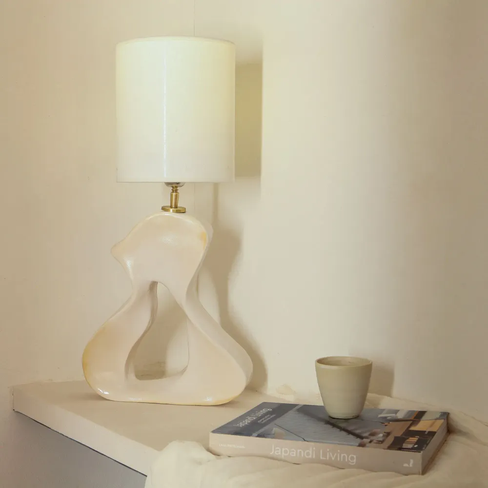 Lampes de table - Lampe de table en céramique faite main Mandy, blanc brillant, mer - STUDIO WILD ORANGE