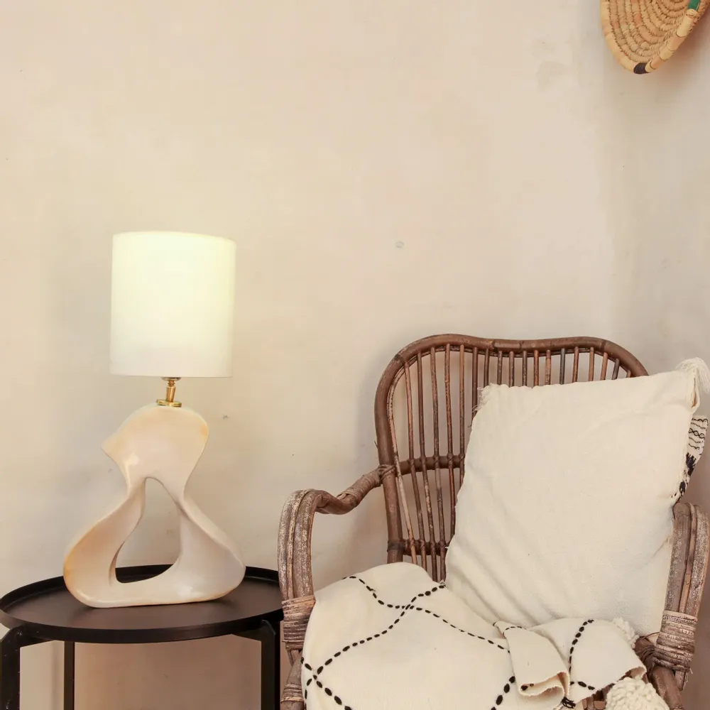 Lampes de table - Lampe de table en céramique faite main Mandy, blanc brillant, mer - STUDIO WILD ORANGE