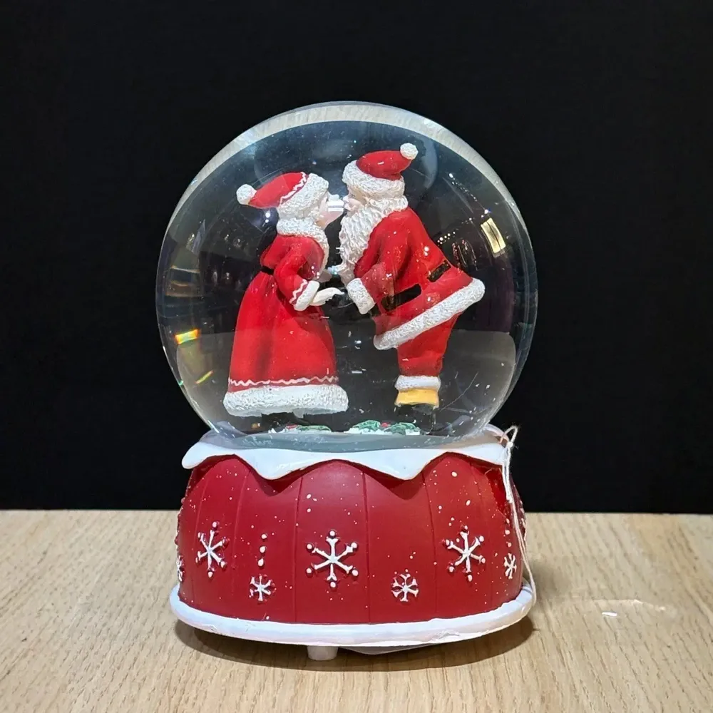 Other Christmas decorations - Musical Christmas Snow Globe – Santa & Mrs. Claus Kiss - BLUE STAR B.V.