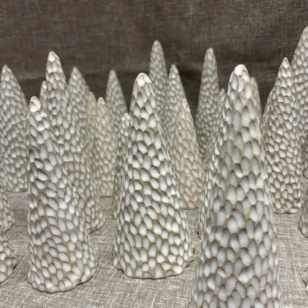 Décorations pour tables de Noël - Décoration de Noël - Sapin en grès blanc - LES POTERIES DE SWANE