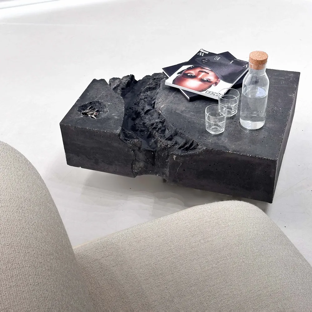 Tables basses - Table sculpturale en béton noir - CASE STUDIOS