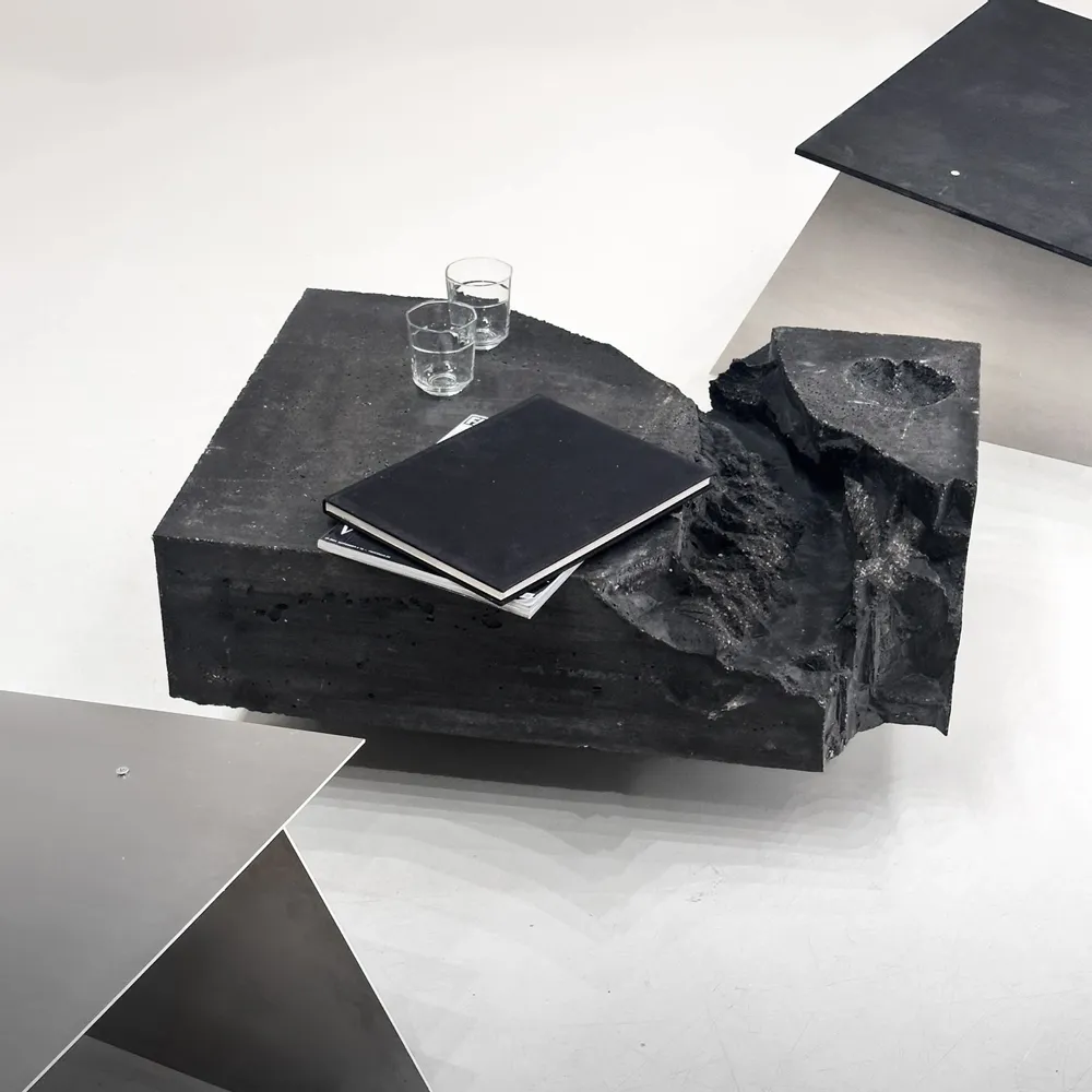 Tables basses - Table sculpturale en béton noir - CASE STUDIOS