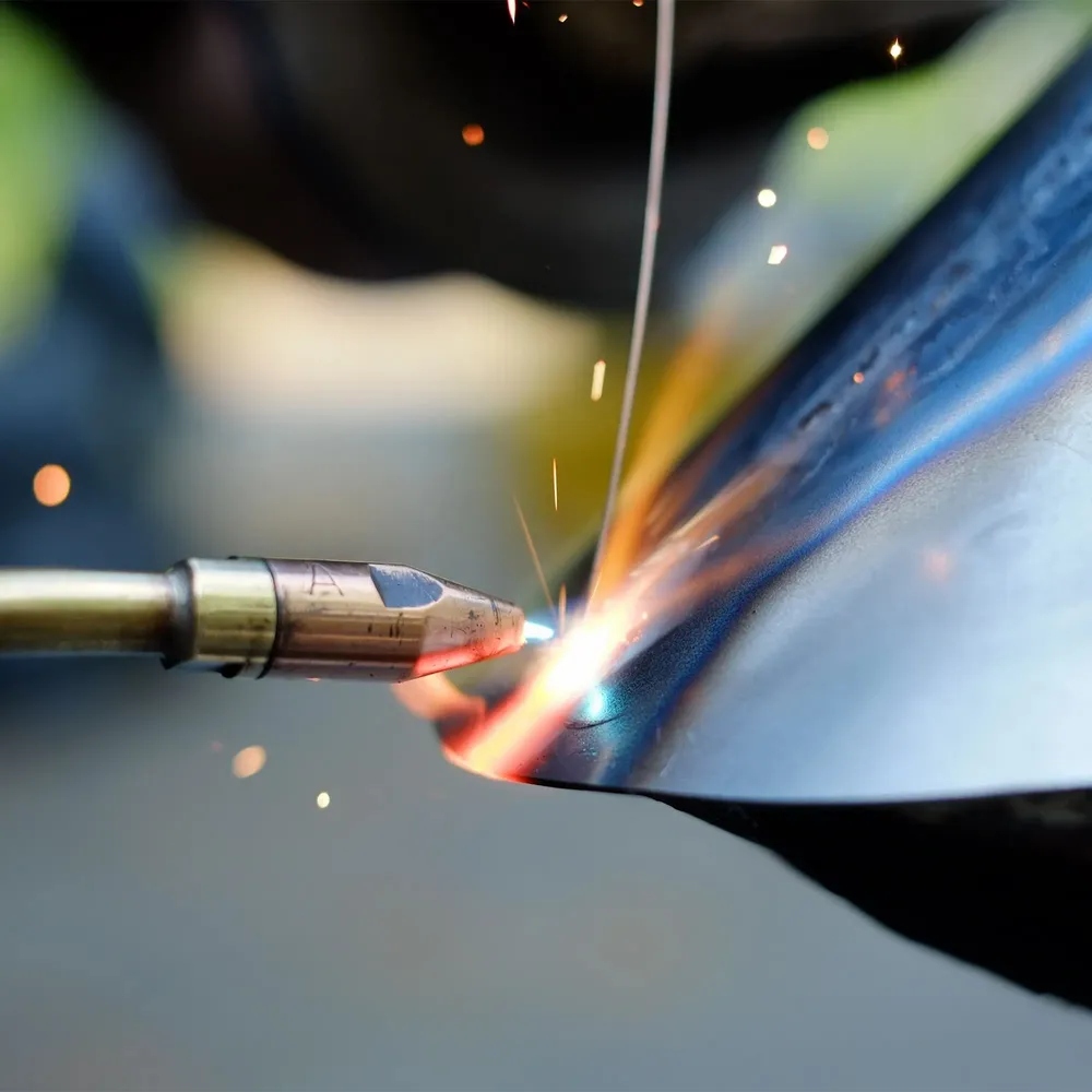 Suspensions - Emily V6 – Lustre vertical à plusieurs lumières pour plafonds hauts - MOSS OBJECTS