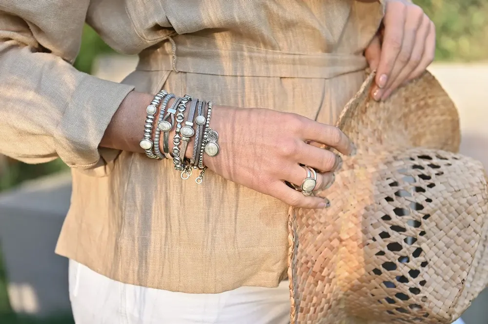 Bijoux - Ensemble de bracelets en cuir gris avec cabochons de couleur crème - QOSS B.V.