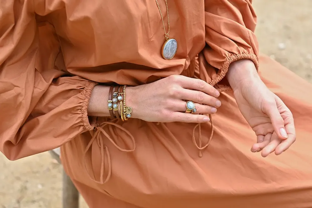 Bijoux - Ensemble de pièces en acier inoxydable doré avec cuir Braun et cabocho - QOSS B.V.