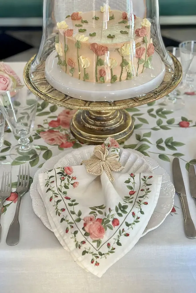 Table cloths - ROSE TRELLIS Linen Tablecloth & Napkins - SUMMERILL AND BISHOP