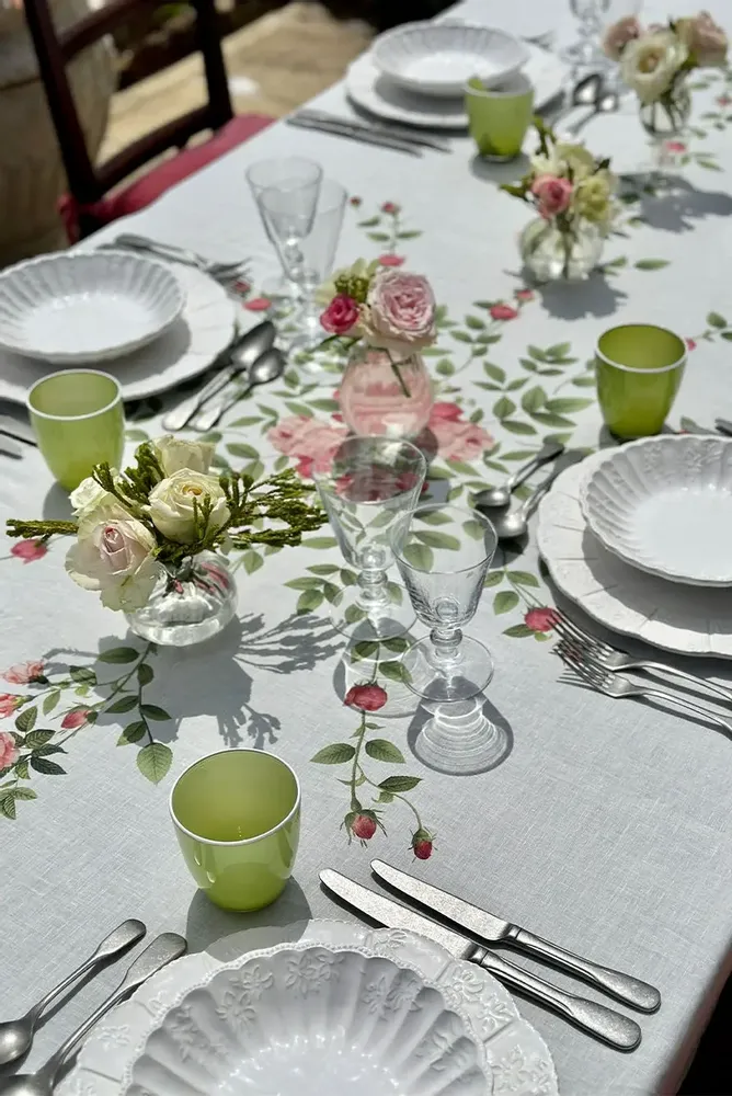 Table cloths - ROSE TRELLIS Linen Tablecloth & Napkins - SUMMERILL AND BISHOP