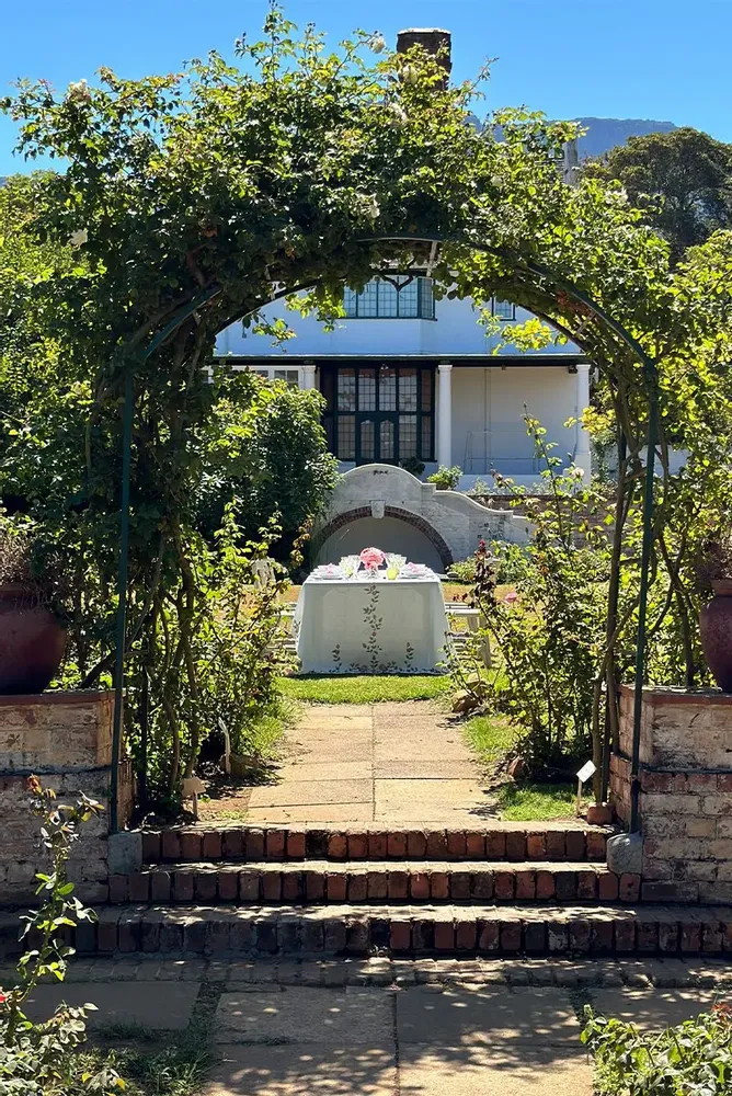 Table cloths - ROSE TRELLIS Linen Tablecloth & Napkins - SUMMERILL AND BISHOP