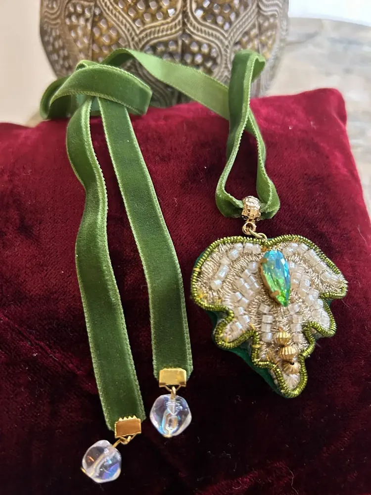 Bijoux - Collier Feuille - FIL MAIN