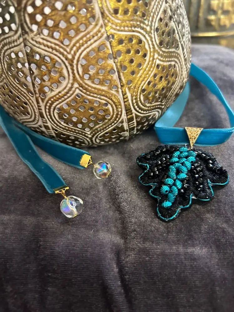 Bijoux - Collier Feuille - FIL MAIN