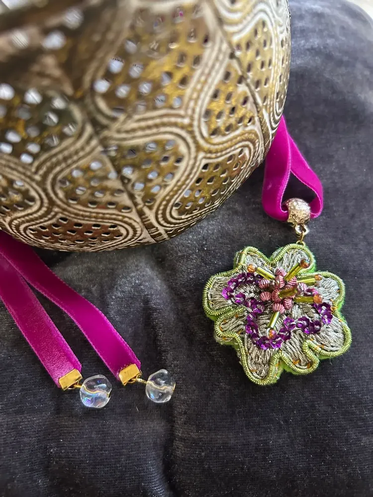 Bijoux - Collier fleur - FIL MAIN