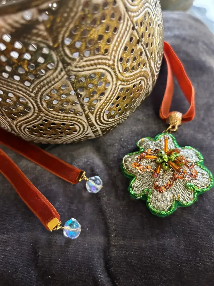 Bijoux - Collier fleur - FIL MAIN