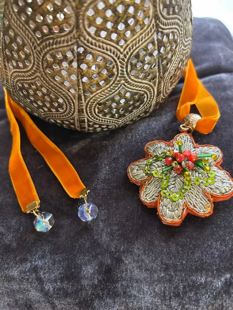 Bijoux - Collier fleur - FIL MAIN