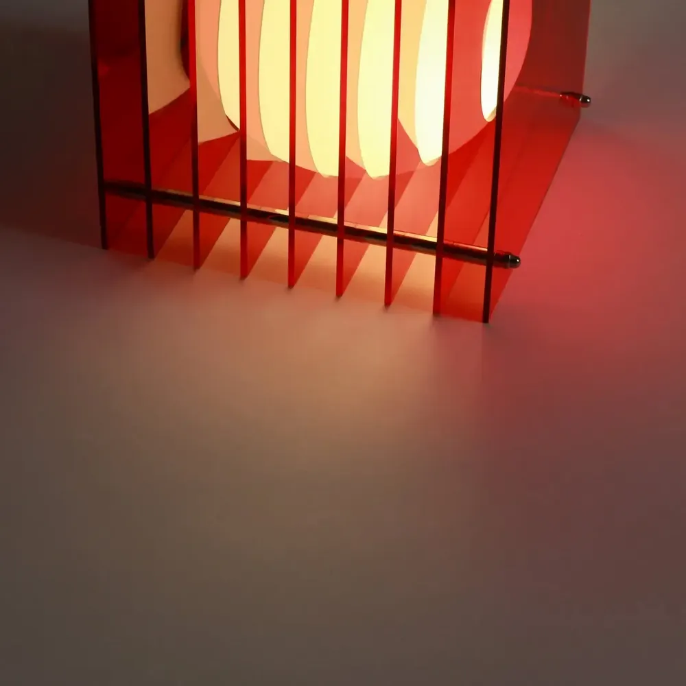 Lampes de bureau  - Lampe LOP petite carrée en acrylique rouge - BANG