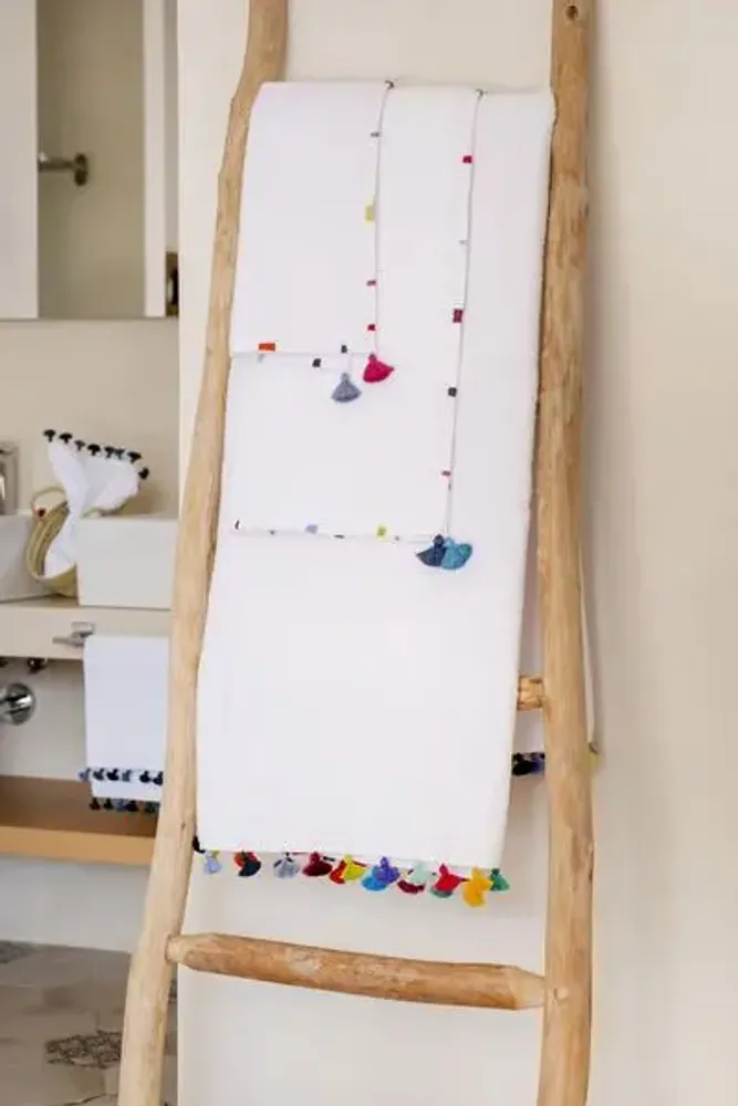 Bath towels - White cotton bath linen with tassels. - MIA ZIA