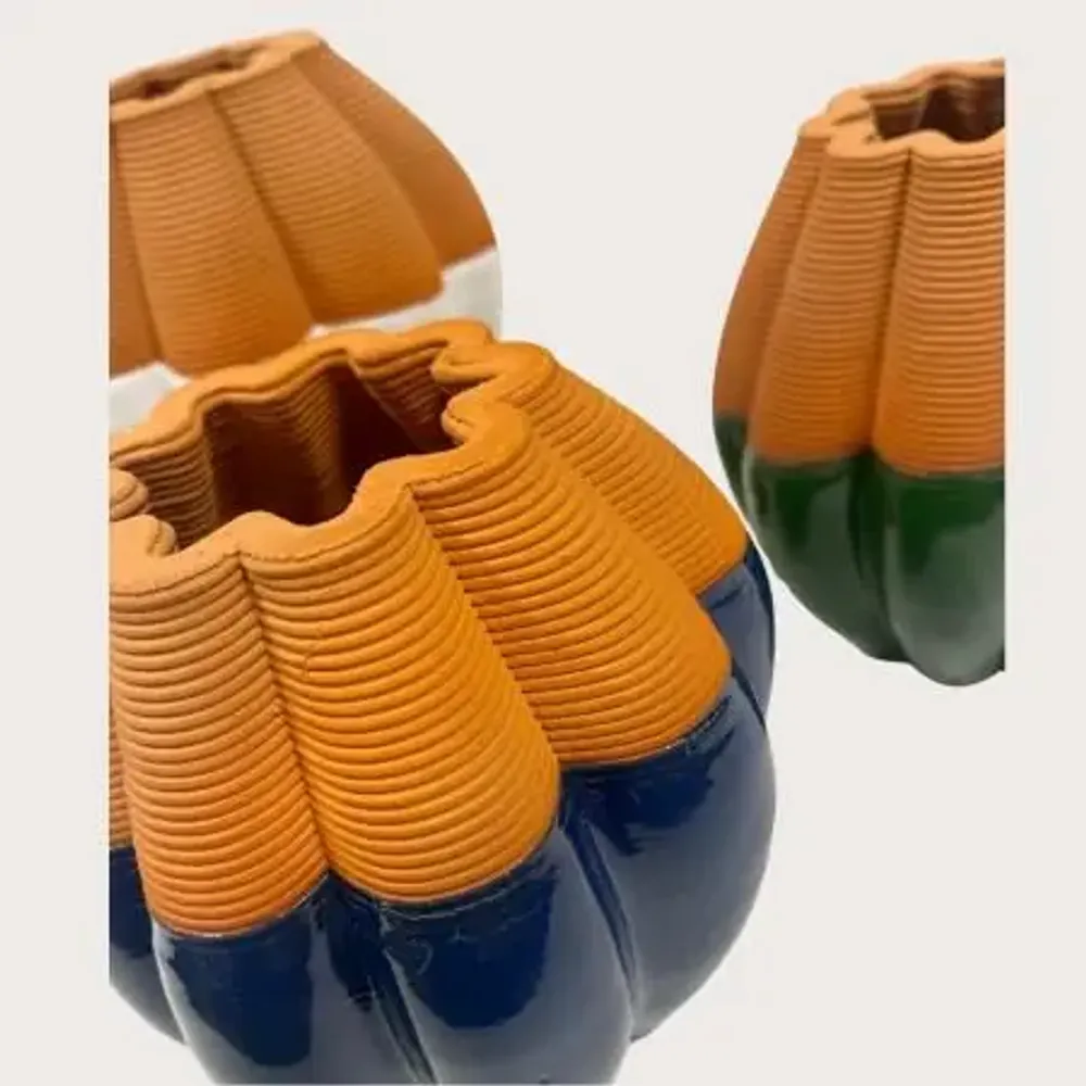 Vases - 3D PETRA  BLEU MARINE en argile émaillé - COMMON PLACE YOUR URBAN JUNGLE