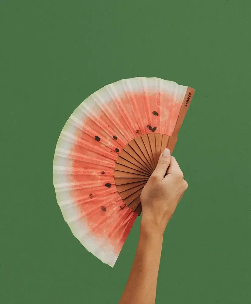 Prêt-à-porter - Éventail à main SUMMER FRUITS - 19 cm - Rouge, blanc et vert - A FAN OF