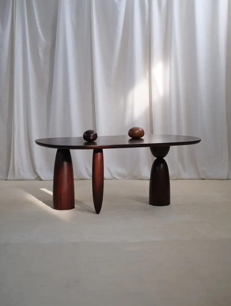 Bureaux - Mars, bureau en bois d’eucalyptus rouge sculpté à la main - ALTIN CHEZ CØR STUDIO