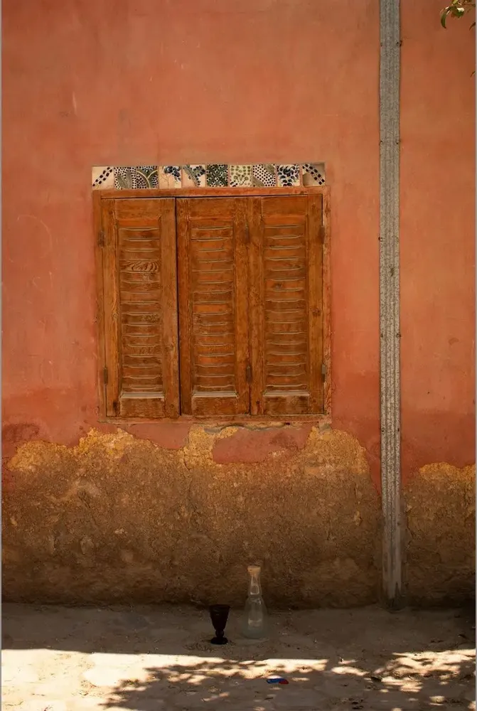 Carafes - MAINSTAY Carafe or Decanter with turned rosewood lid. - TAKECAIRE