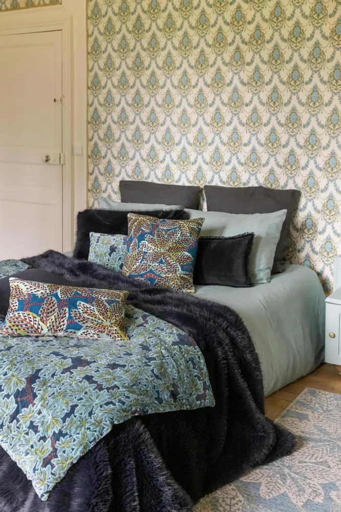 Coussins - Coussin brodé Ariane Pétrole 45 x 45 - MAISON VIVARAISE - SDE VIVARAISE WINKLER