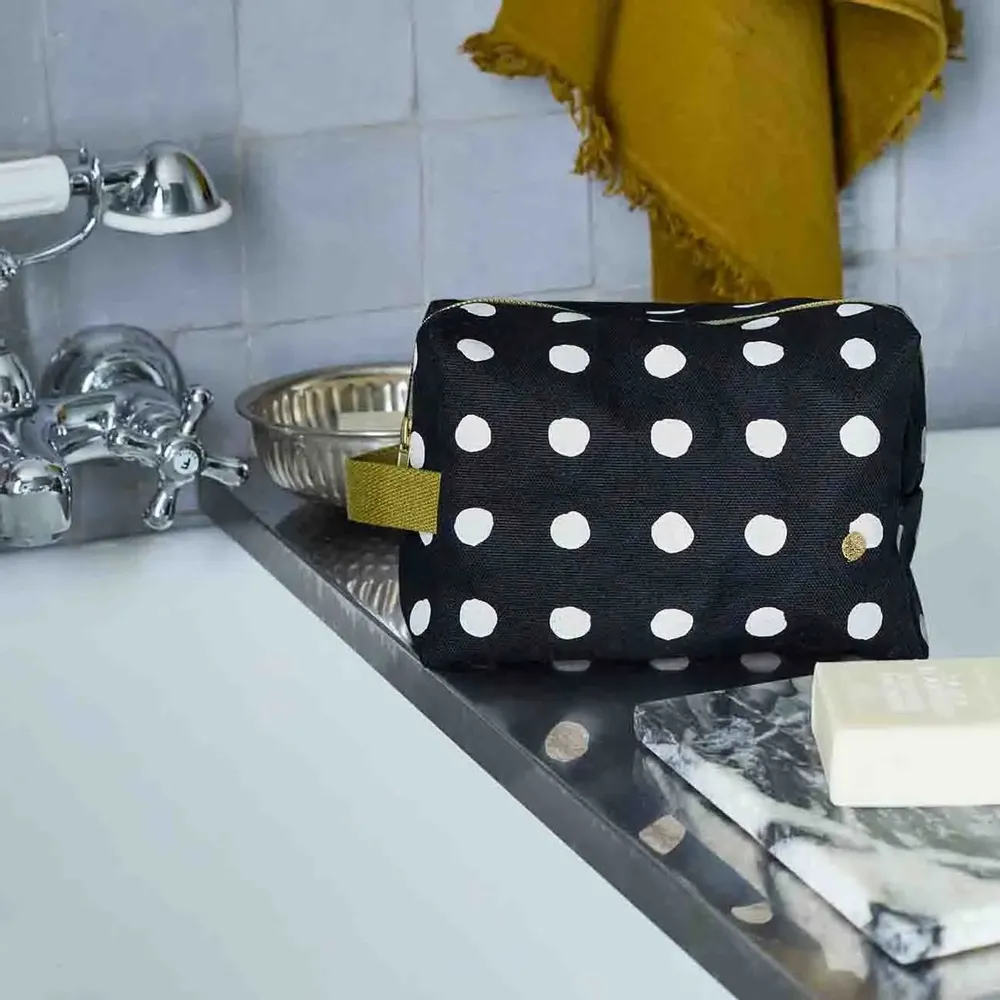 Clutches - Cube toiletry bag Mia Caviar L 22 X 14 X 10,5 - LA CERISE SUR LE GATEAU