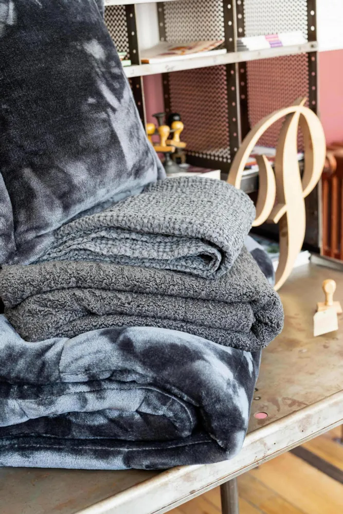 Throw blankets - Tender Throw Blanket Cendre 150 X 200 - MAISON VIVARAISE - SDE VIVARAISE WINKLER