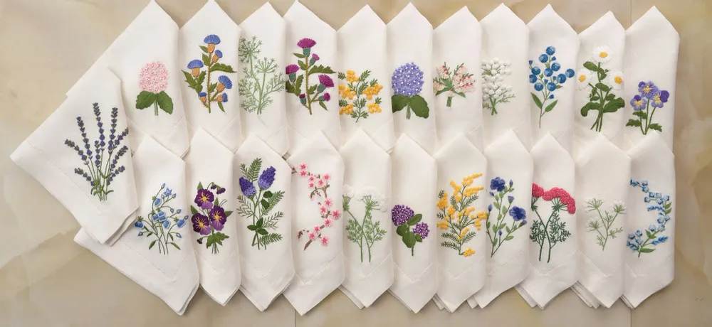 Table linen - Hand Embroidered Placemat and Napkins - DREAMSPACES