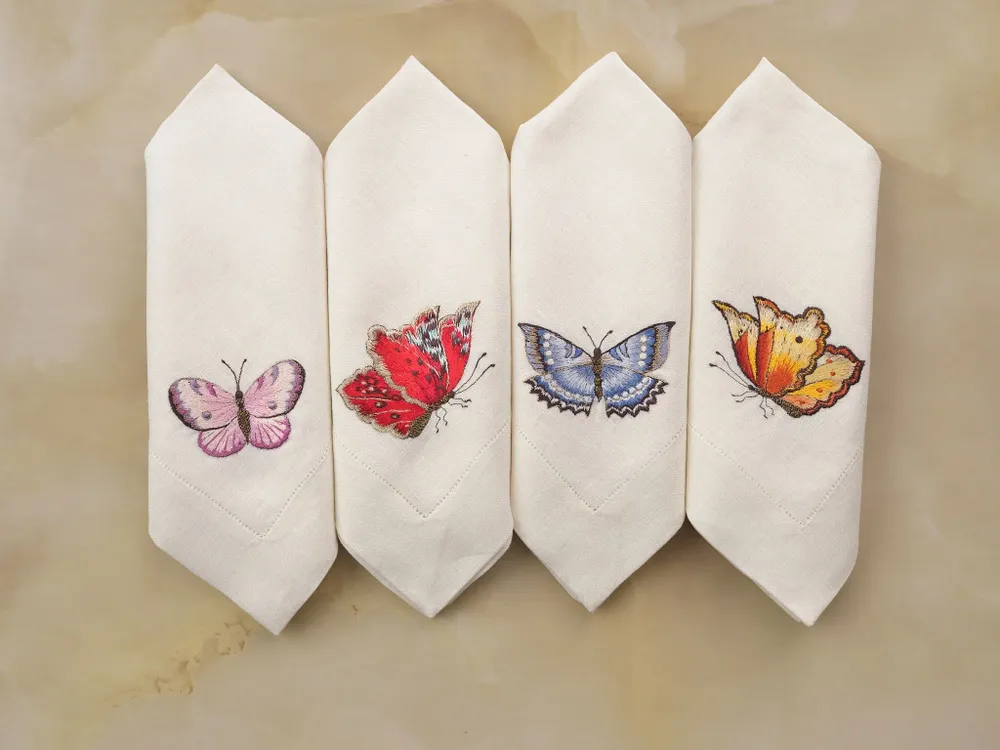 Table linen - Hand Embroidered Placemat and Napkins - DREAMSPACES