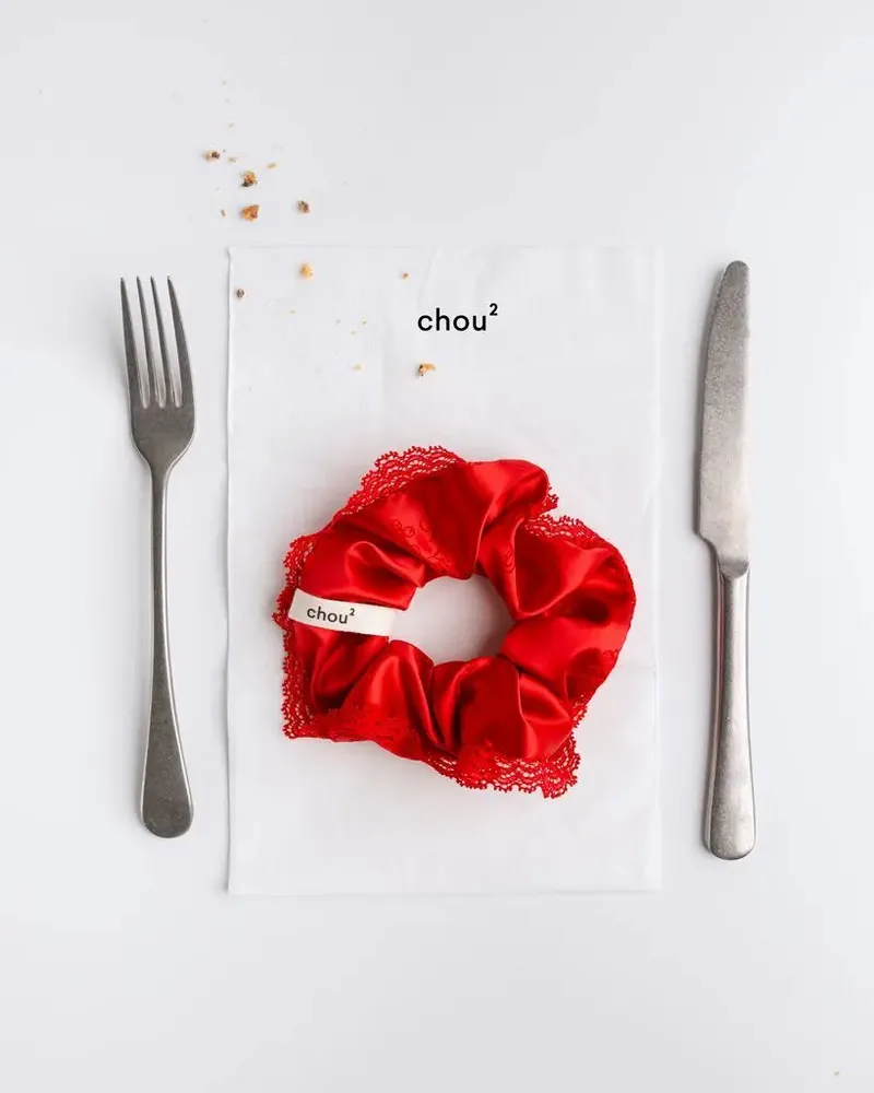 Élastiques & chouchous - Chouchou en satin rouge - bord dentelle - CHOU²