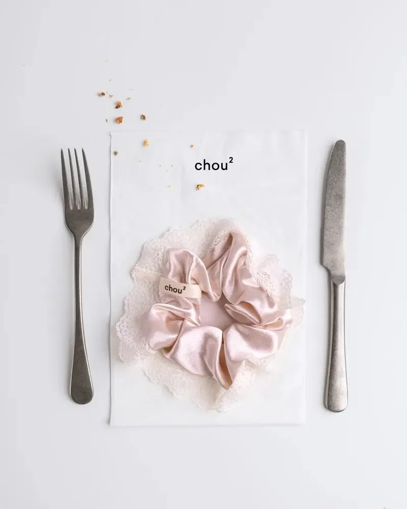 Élastiques & chouchous - Chouchou en satin rouge - bord dentelle - CHOU²