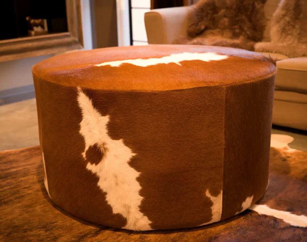 Poufs - Grand pouf circulaire en peau de vache - ECUIRA
