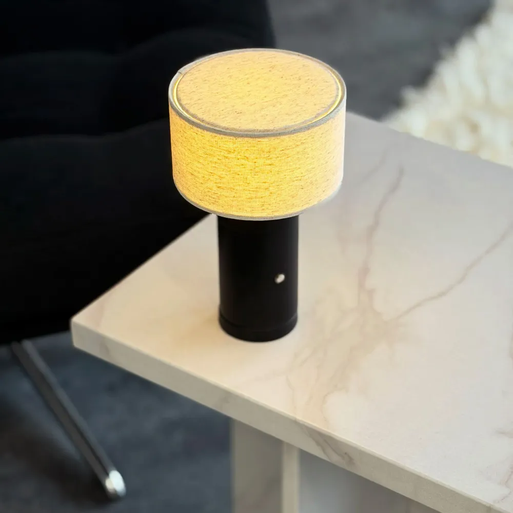 Lampes de table - Lampe de table à abat-jour en tissu Mellow avec base en bois LED recha - DYBERG LARSEN