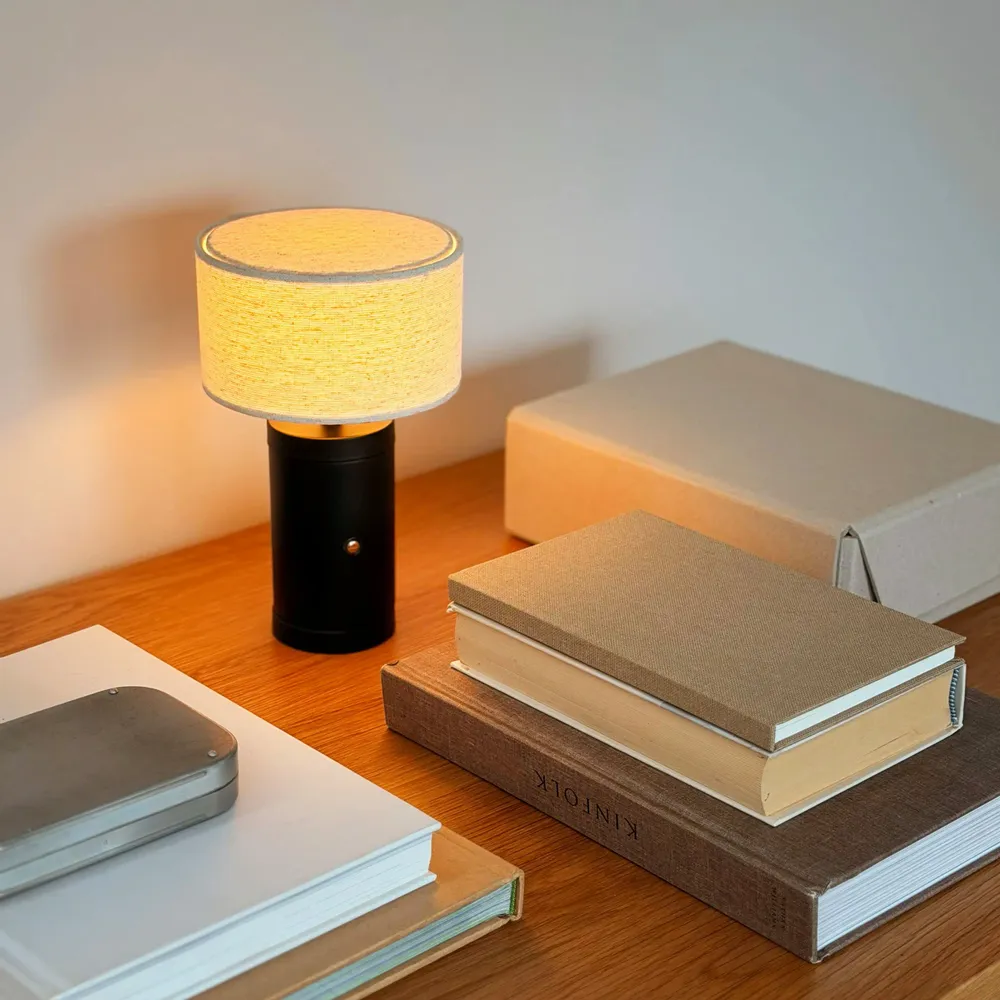 Lampes de table - Lampe de table à abat-jour en tissu Mellow avec base en bois LED recha - DYBERG LARSEN