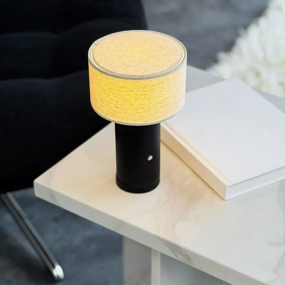 Lampes de table - Lampe de table à abat-jour en tissu Mellow avec base en bois LED recha - DYBERG LARSEN