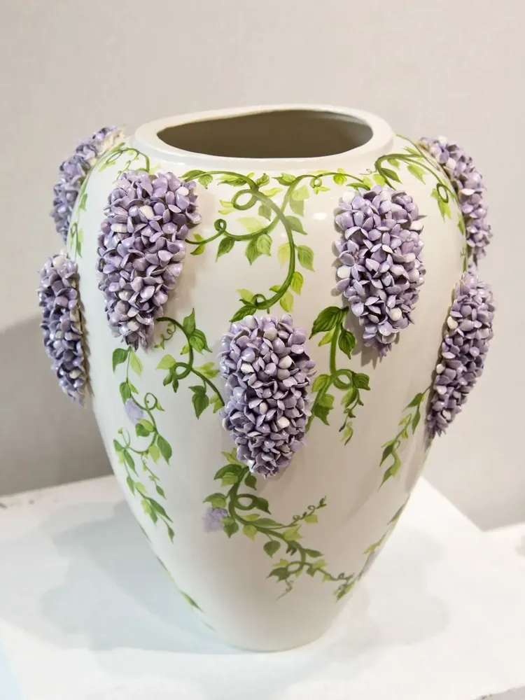 Vases - Vase en porcelaine à décor de glycine en relief - PORCELLANE SBORDONE