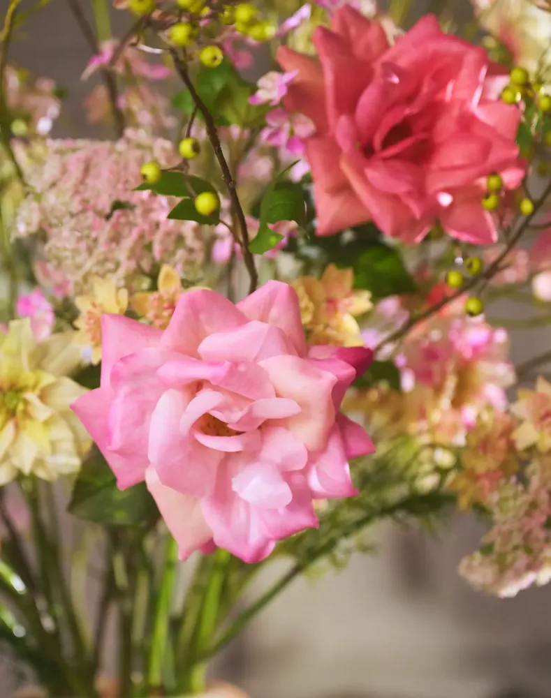 Floral decoration - Artificial roses, like you never seen before! - SILK-KA BV