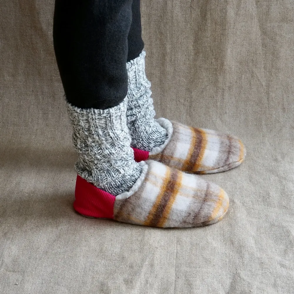 Socks - JAPAN MADE Reversible room shoes / Shaggy Check × Sheep Boa - MERIPPA