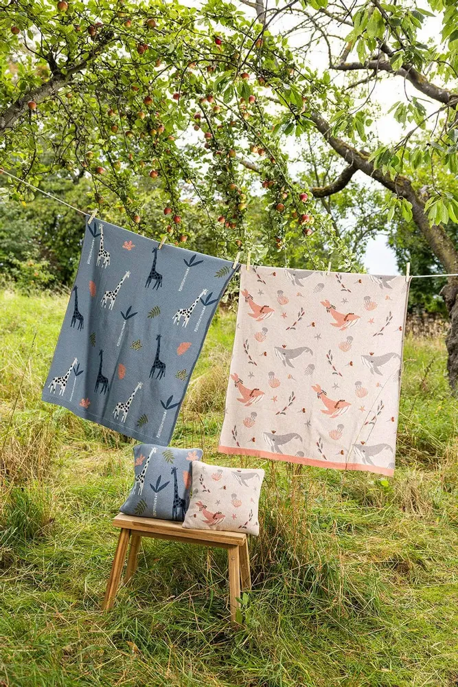 Children's bedrooms - Cushion cover and baby blanket WHALIO & GIRAFFE for children - TRANQUILLO