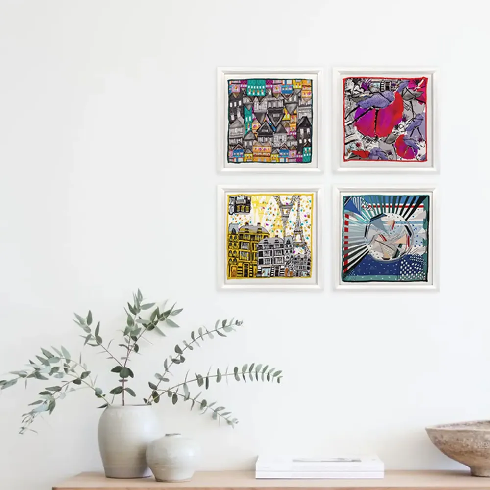 Tableaux - Écharpes en soie encadrées Allusions à la France - UN POCO