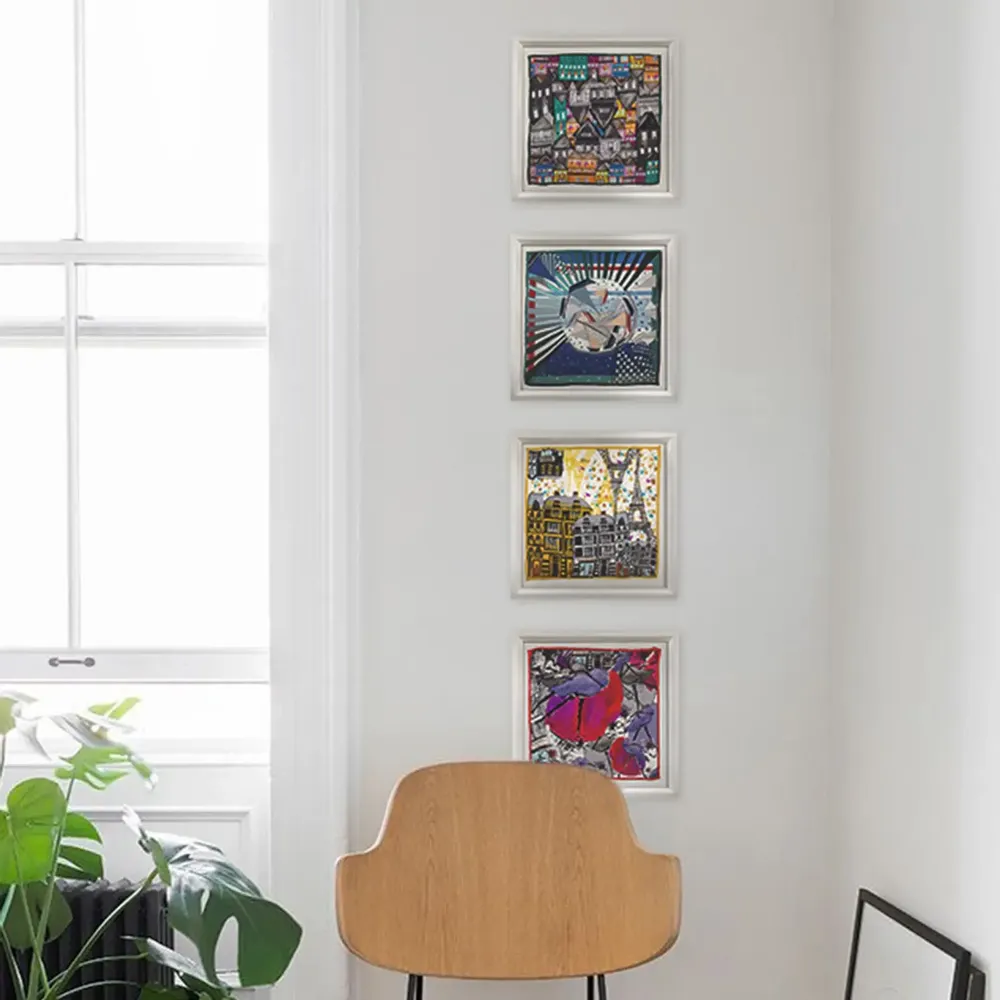 Tableaux - Écharpes en soie encadrées Allusions à la France - UN POCO